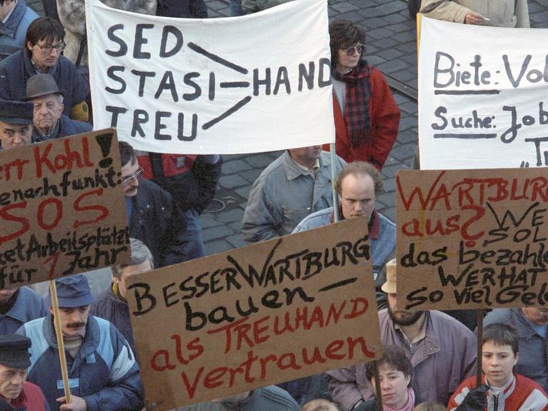 Arbeiter der Eisenacher Automobilwerke protestieren 1991 gegen die Treuhand. Auf einem ihrer Plakate steht: "Besser Wartburg bauen als Treuhand vertrauen".