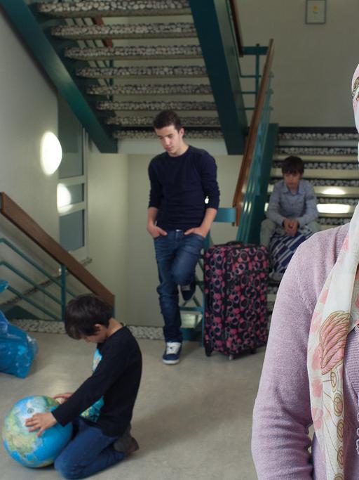 Szene aus "Willkommen auf Deutsch": Larisa mit ihrer Mutter und ihren fünf Brüdern aus Tschetschenien.