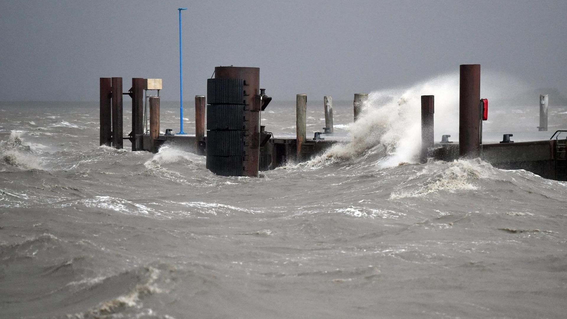 Die Wellen der Nordsee schlagen am 04.01.2017 in Dagebüll (Schleswig-Holstein) an einen Anleger. Die Wellen der Nordsee schlagen am 04.01.2017 in Dagebüll (Schleswig-Holstein) an einen Anleger.