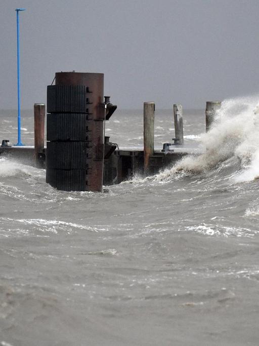 Die Wellen der Nordsee schlagen am 04.01.2017 in Dagebüll (Schleswig-Holstein) an einen Anleger.