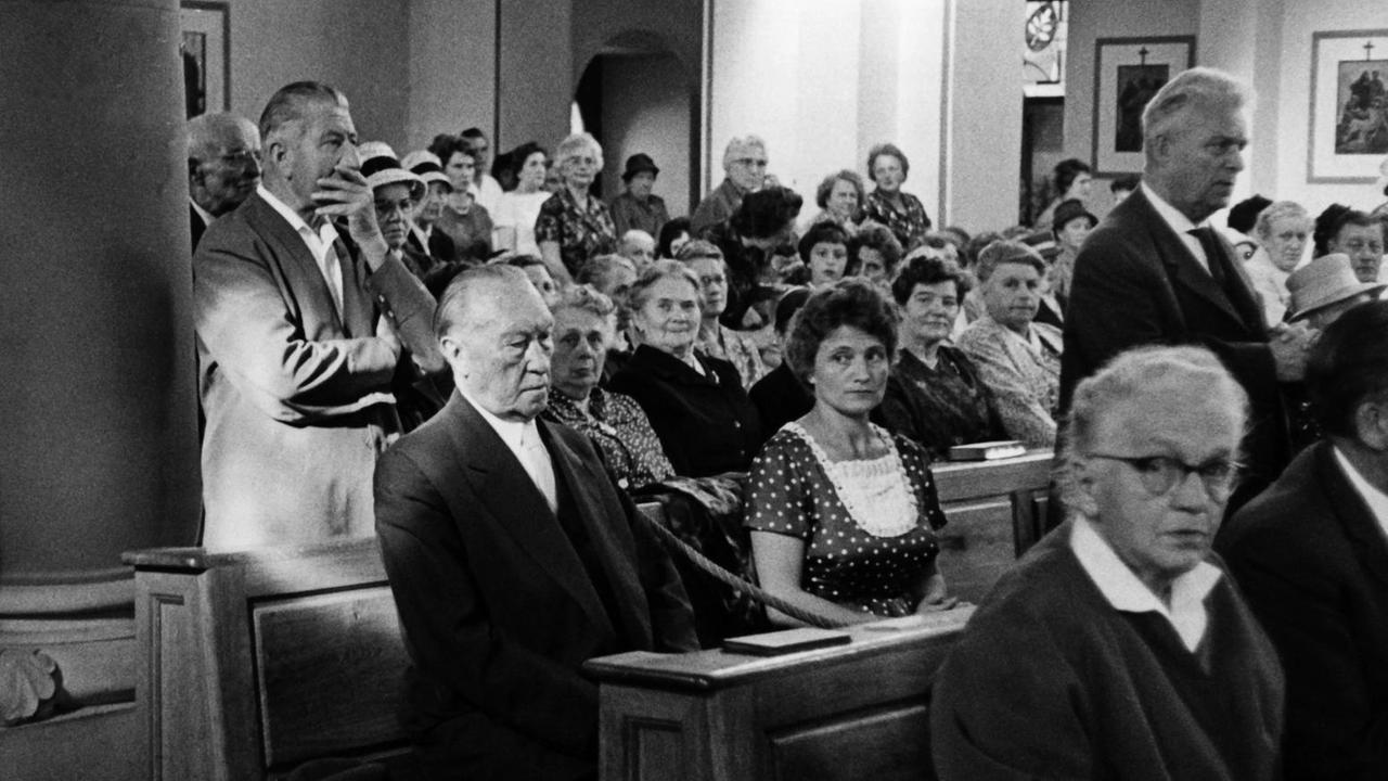 Bundeskanzler Konrad Adenauer beim Kirchgang in Rhöndorf, Bad Honnef, 1961. Bundeskanzler Konrad Adenauer beim Kirchgang in Rhöndorf, Bad Honnef, 1961.