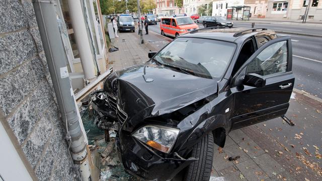 Ein stark beschädigtes Auto steht am 29.09.2016 nach einem Unfall vor einer Hauswand in Braunschweig, nachdem der 78-jährige Fahrer in die Schaufensterscheibe des dortigen Geschäfts gekracht war.