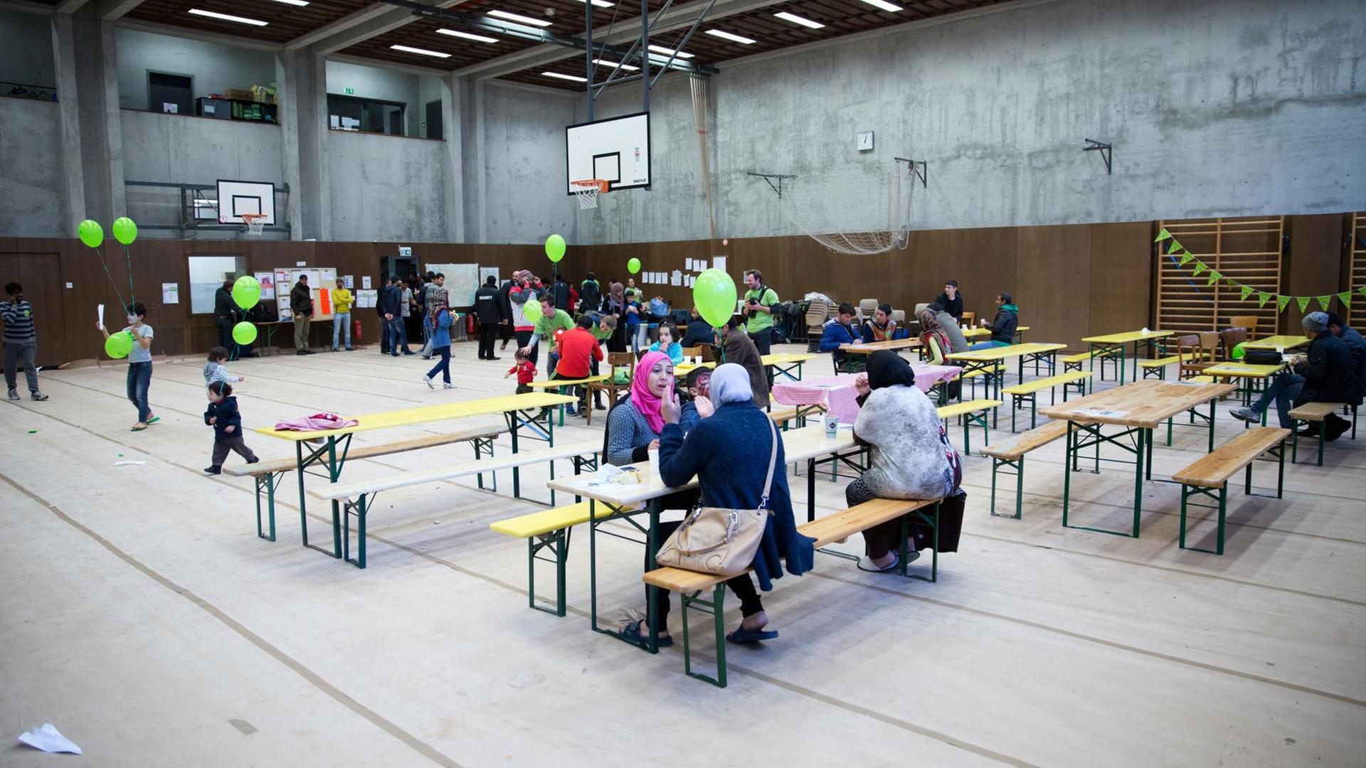 Blick in eine Flüchtlingsunterkunft im Rahmen des Mitzvah Day am 15.11.2015 in der Wichertstraße in Berlin Blick in eine Flüchtlingsunterkunft im Rahmen des Mitzvah Day am 15.11.2015 in der Wichertstraße in Berlin