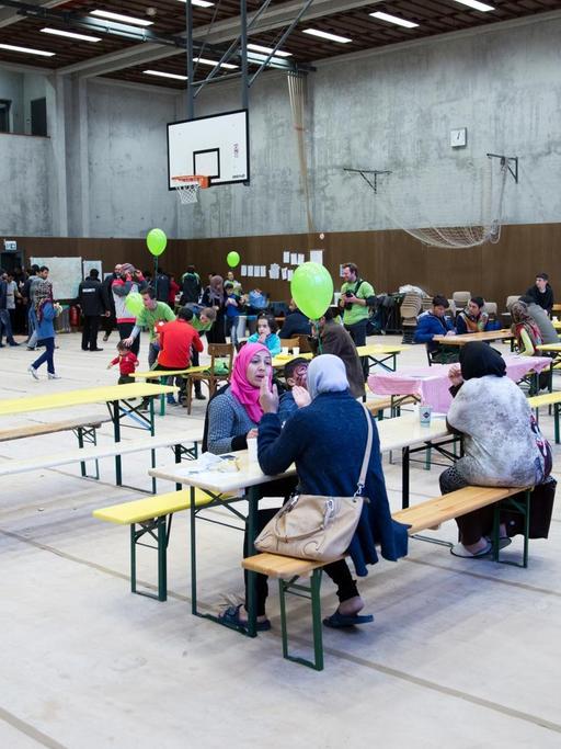 Blick in eine Flüchtlingsunterkunft im Rahmen des Mitzvah Day am 15.11.2015 in der Wichertstraße in Berlin