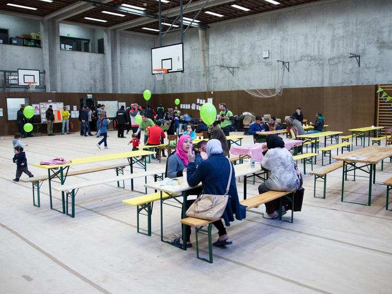 Blick in eine Flüchtlingsunterkunft im Rahmen des Mitzvah Day am 15.11.2015 in der Wichertstraße in Berlin