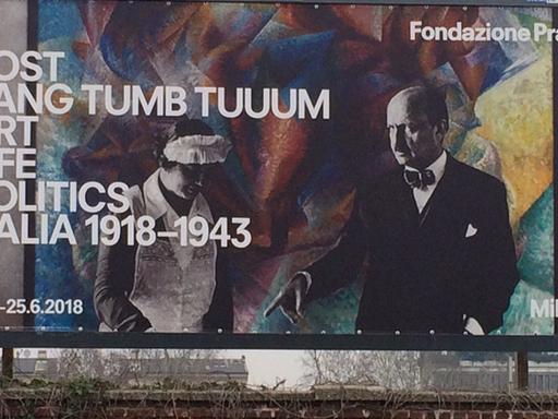 Eine Werbetafel für die Ausstellung "Post Zang Tumb Tuum – Art Life Politics Italia 1918 -1943" in der Fondazione Prada in Mailand