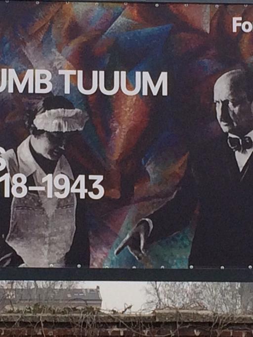 Eine Werbetafel für die Ausstellung "Post Zang Tumb Tuum – Art Life Politics Italia 1918 -1943" in der Fondazione Prada in Mailand