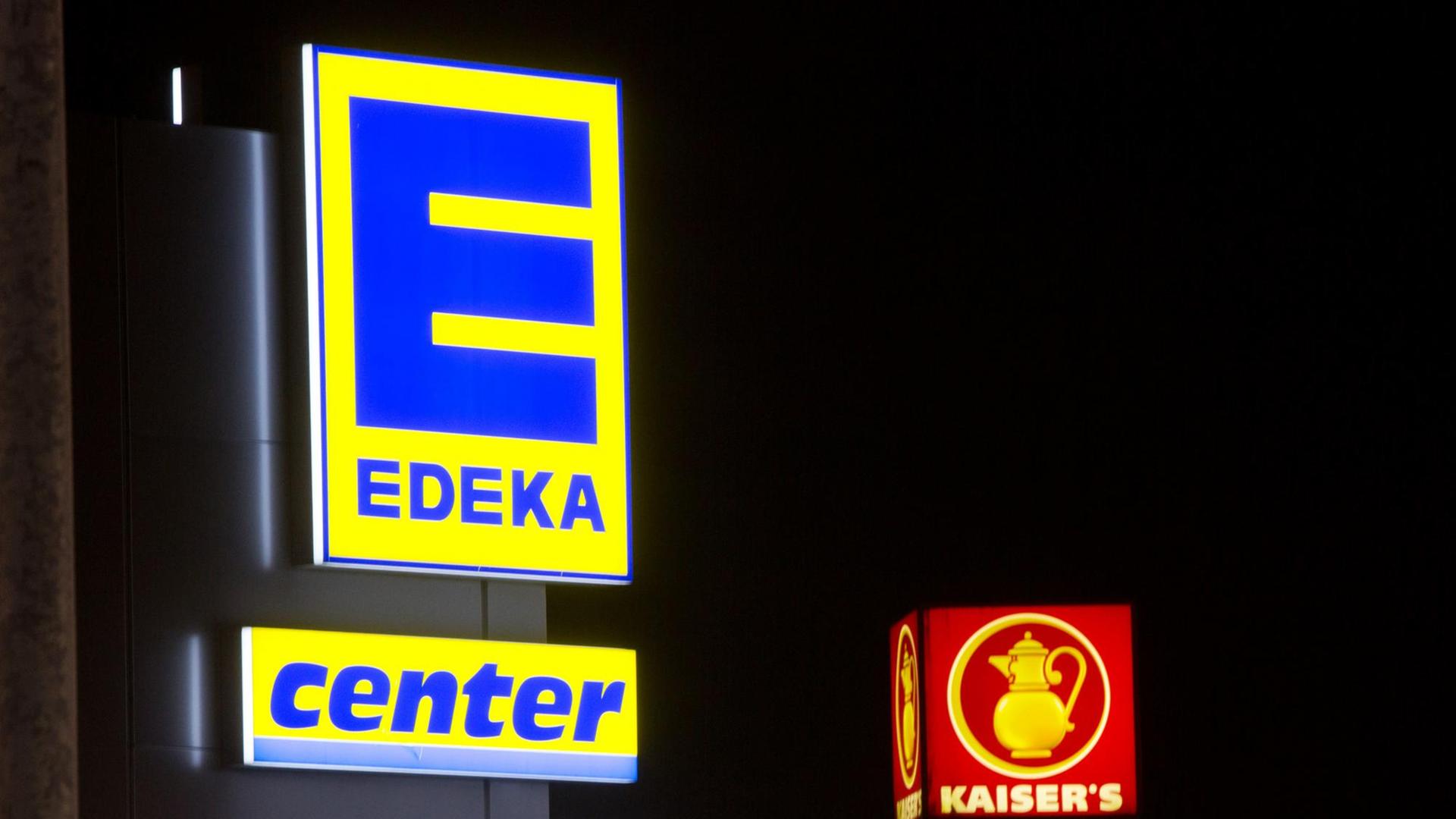 Die Leuchtreklamen von zwei Supermärkten der Ketten Kaiser's Tengelmann und Edeka. Die Leuchtreklamen von zwei Supermärkten der Ketten Kaiser's Tengelmann und Edeka.