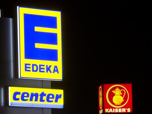 Die Leuchtreklamen von zwei Supermärkten der Ketten Kaiser's Tengelmann und Edeka.