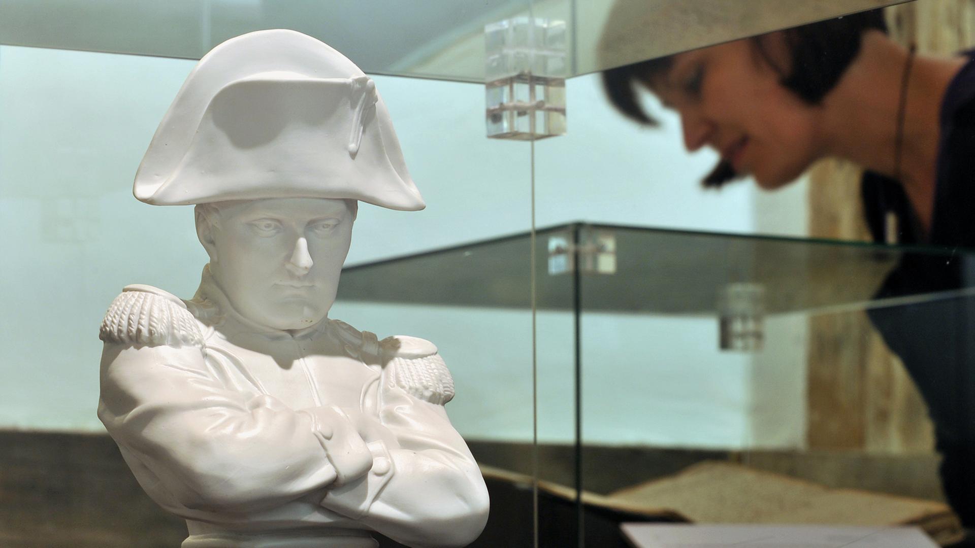 Eine junge Frau betrachtet im Kulturhof Krönbacken in Erfurt eine Büste von Napoleon Bonaparte. Diese und andere Leihgaben dokumentierten 2008 in der Ausstellung "Erfurt als Domäne Napoleons 1806-1814" die Zeit der napoleonischen Herrschaft Anfang des 19. Jahrhunderts in Erfurt. Eine junge Frau betrachtet im Kulturhof Krönbacken in Erfurt eine Büste von Napoleon Bonaparte. Diese und andere Leihgaben dokumentierten 2008 in der Ausstellung "Erfurt als Domäne Napoleons 1806-1814" die Zeit der napoleonischen Herrschaft Anfang des 19. Jahrhunderts in Erfurt.