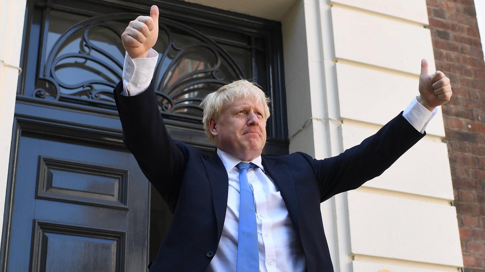 Boris Johnson reckt nach seiner Wahl zum neuen Tory-Vorsitzenden beide Daumen in die Höhe. Boris Johnson reckt nach seiner Wahl zum neuen Tory-Vorsitzenden beide Daumen in die Höhe.