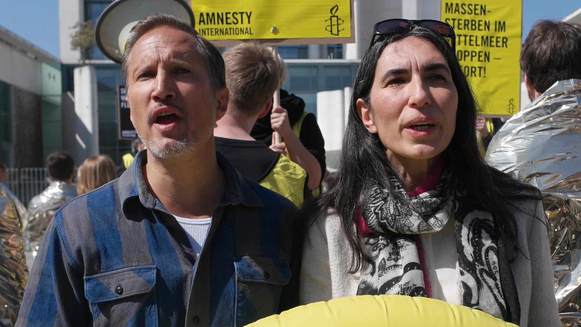Schauspieler Benno Fürmann und Amnesty-Generalsekretärin Selmin Çaliskan demonstrieren unter dem Motto "Flüchtlinge retten - jetzt!" am 23.04.2015 vor dem Bundeskanzleramt in Berlin.