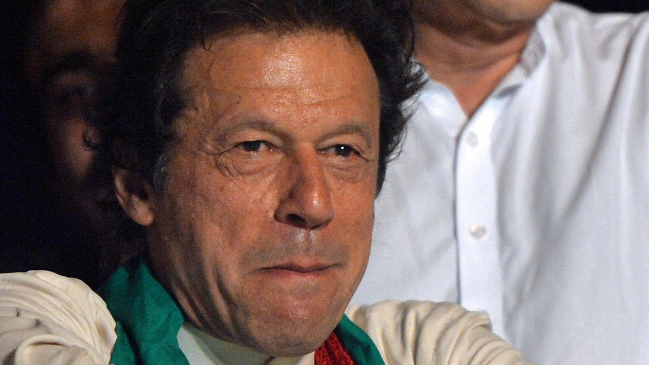1992 holte Imran Khan als Kapitän mit der Cricket-Nationalmannschaft für Pakistan erstmals die Weltmeisterschaft im Finale gegen England. 1992 holte Imran Khan als Kapitän mit der Cricket-Nationalmannschaft für Pakistan erstmals die Weltmeisterschaft im Finale gegen England.