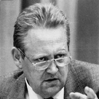 SED-Politbüromitglied Günter Schabowski während seiner Pressekonferenz in Ostberlin am 9. November 1989. Alle DDR-Bürger könnten über alle Grenzübergänge ausreisen, sagte er.