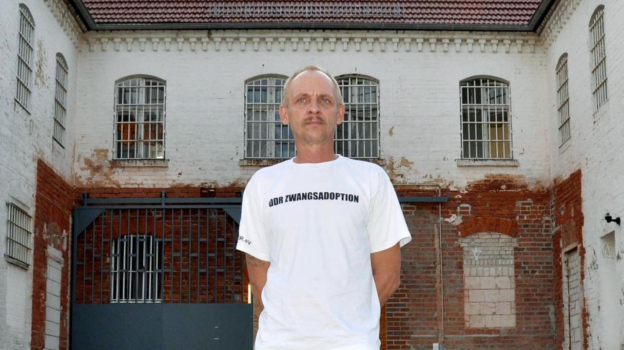 Der Leipziger Andreas Laake steht am 18.09.2014 vor dem ehemaligen DDR-Gefängnis Zuchthaus Cottbus in Cottbus (Brandenburg).