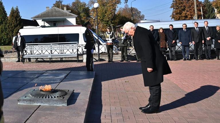 Steinmeier verbeugt sich vor einem Gedenk-Stein Steinmeier verbeugt sich vor einem Gedenk-Stein