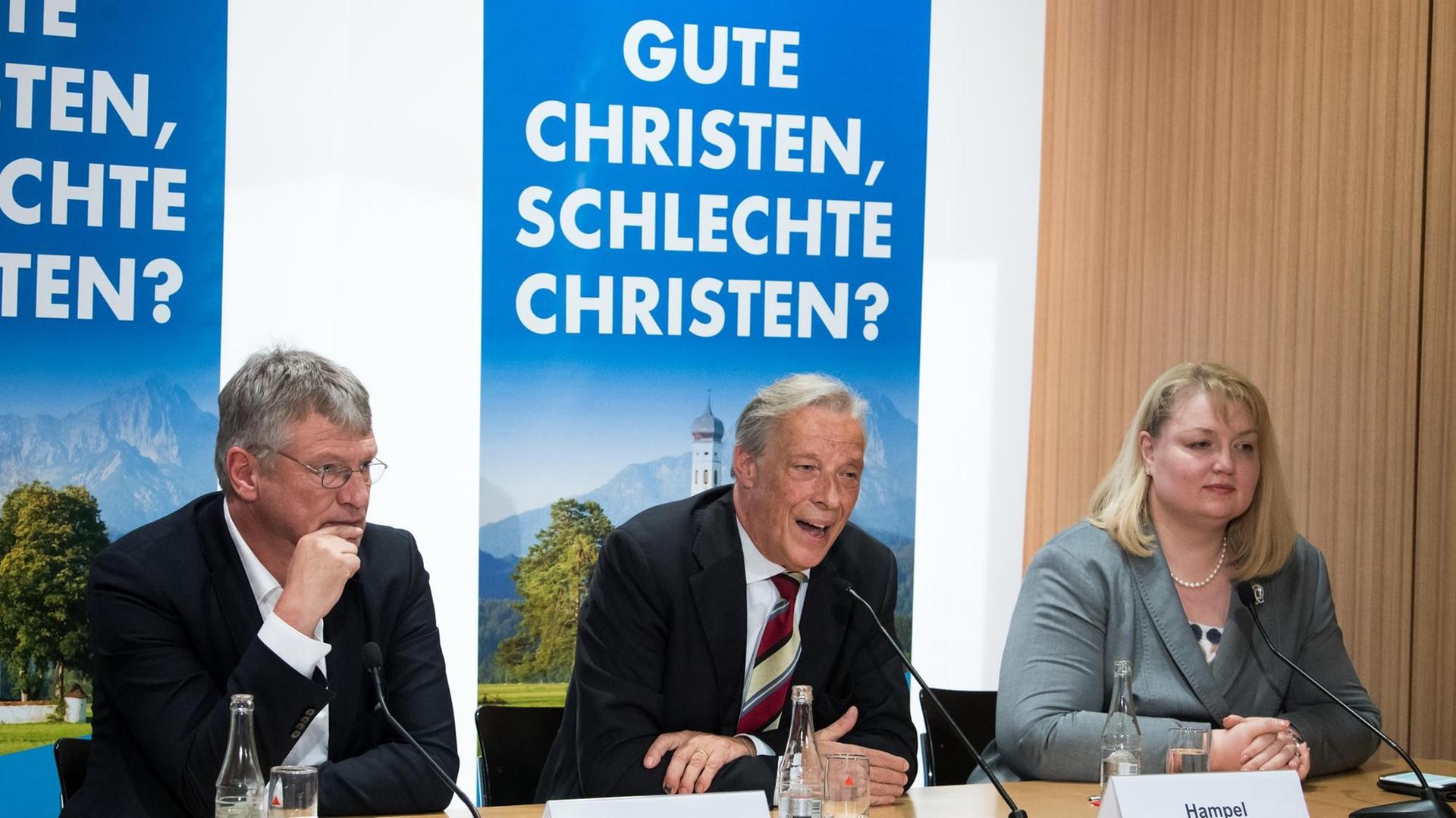 Jörg Meuthen (l-r), Bundesvorsitzender der Partei Alternative für Deutschland (AfD), Armin-Paul Hampel, AfD-Vorstandsmitglied, und Anette Schultner, Vorsitzende der "Christen in der AfD", äußern sich am 29.05.2017 bei einer Pressekonferenz in Berlin über den Umgang der Kirchen mit der AfD. Jörg Meuthen (l-r), Bundesvorsitzender der Partei Alternative für Deutschland (AfD), Armin-Paul Hampel, AfD-Vorstandsmitglied, und Anette Schultner, Vorsitzende der "Christen in der AfD", äußern sich am 29.05.2017 bei einer Pressekonferenz in Berlin über den Umgang der Kirchen mit der AfD.