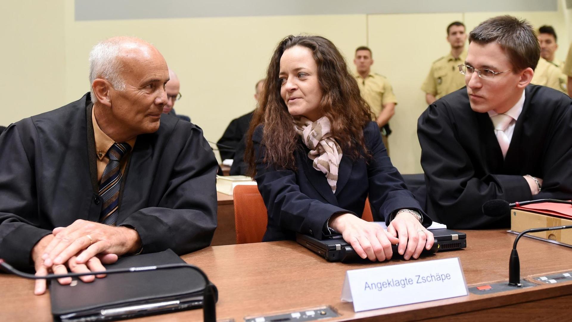 Beate Zschäpe sitzt neben ihren Anwälten Hermann Borchert (l) und Mathias Grasel (r) im Gerichtssaal im Oberlandesgericht in München Beate Zschäpe sitzt neben ihren Anwälten Hermann Borchert (l) und Mathias Grasel (r) im Gerichtssaal im Oberlandesgericht in München