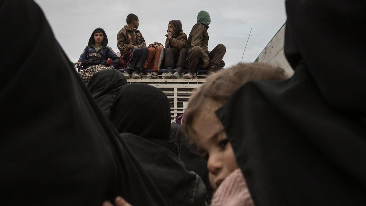 Kinder und Frauen werden in das syrische Flüchtlingscamp Al-Hol gebracht. Kinder und Frauen werden in das syrische Flüchtlingscamp Al-Hol gebracht.