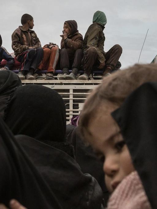 Kinder und Frauen werden in das syrische Flüchtlingscamp Al-Hol gebracht.