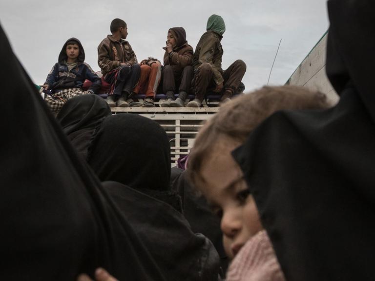 Kinder und Frauen werden in das syrische Flüchtlingscamp Al-Hol gebracht.