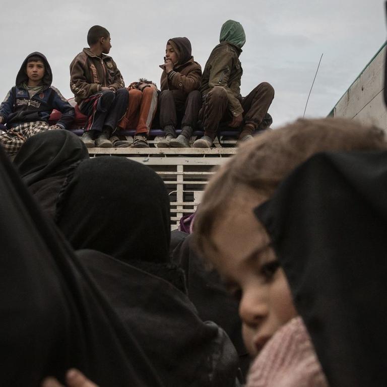 Kinder und Frauen werden in das  syrische  Flüchtlingscamp Al-Hol gebracht.
