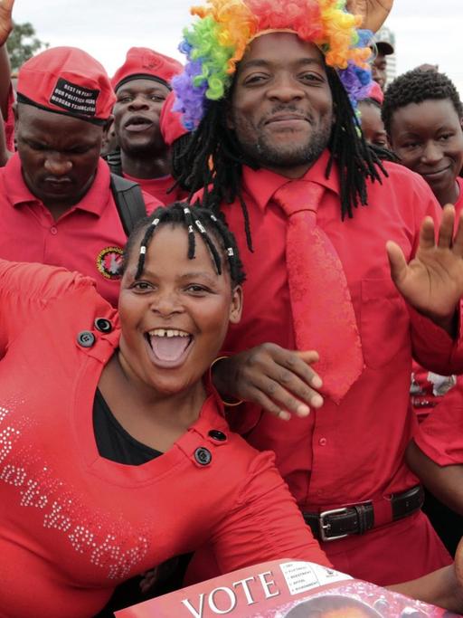 Nahaufnahme drei junger Anhänger der Partei Movement for Democtratic Change am 19. Februar 2018 in Harare in Simbabwe.