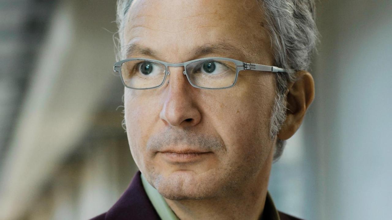 Das Bild zeigt ein Portrait von Christopher Dell Das Bild zeigt ein Portrait von Christopher Dell
