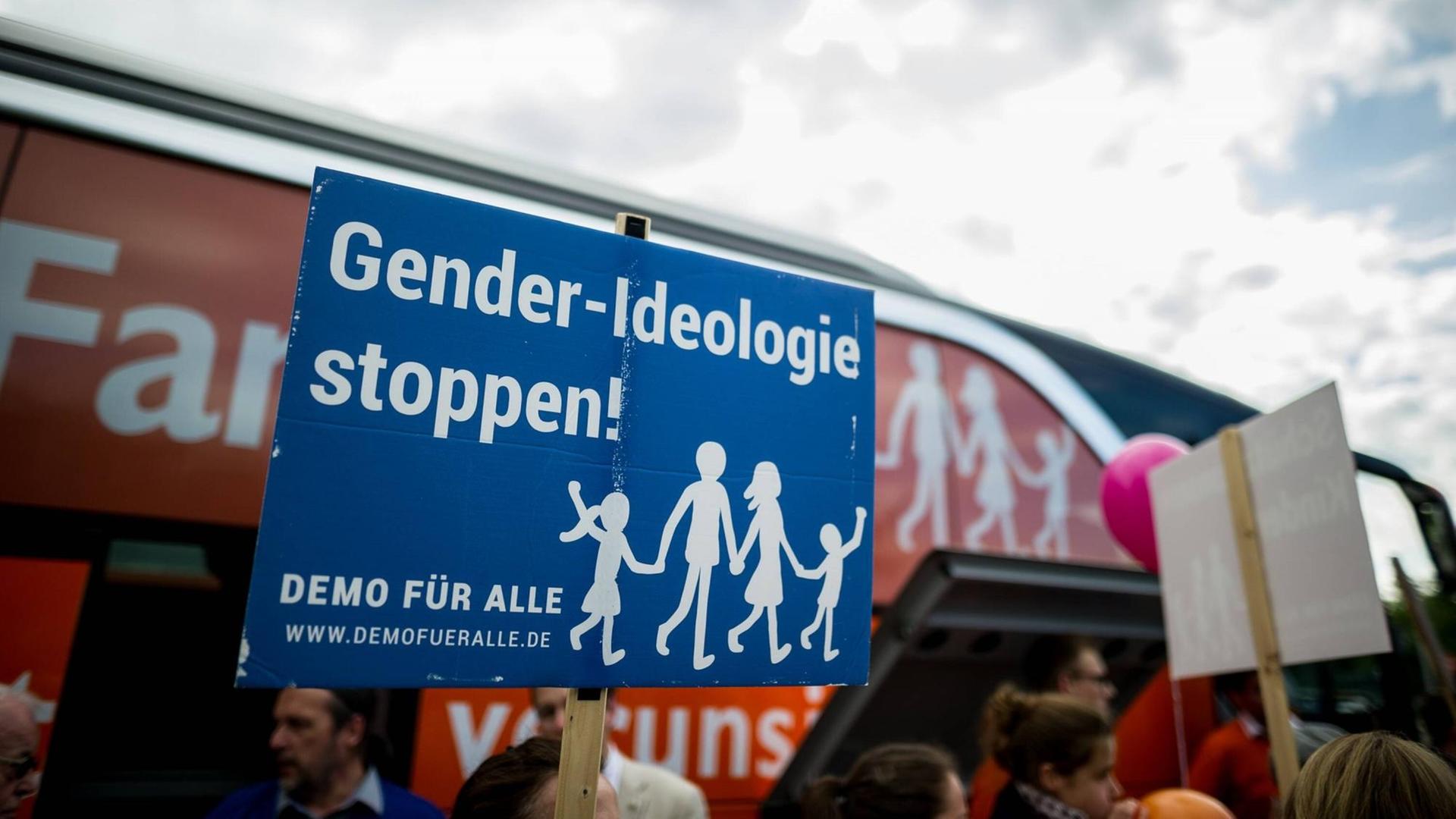 Das Bündnis "Demo für Alle" setzt sich unter anderem gegen die gleichgeschlechtliche Ehe und für eine Familie nach dem klassischen Rollenbild ein. Das Bündnis "Demo für Alle" setzt sich unter anderem gegen die gleichgeschlechtliche Ehe und für eine Familie nach dem klassischen Rollenbild ein.