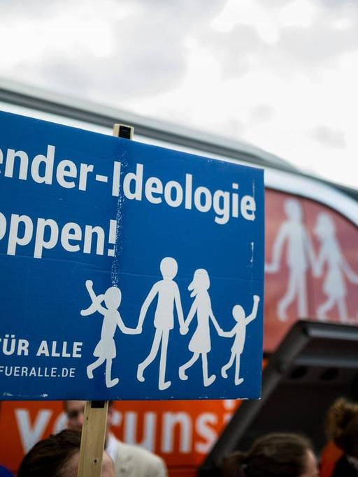 Das Bündnis "Demo für Alle" setzt sich unter anderem gegen die gleichgeschlechtliche Ehe und für eine Familie nach dem klassischen Rollenbild ein.