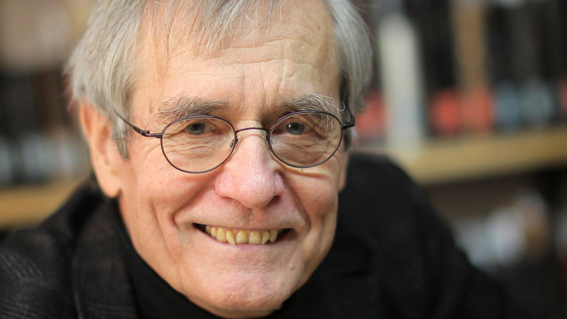 Hermann Kurzke, ein älterer Herr mit Brille, lacht freundlich in die Kamera. Hermann Kurzke, ein älterer Herr mit Brille, lacht freundlich in die Kamera.