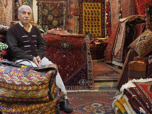Ein Teppichhändler im Vakil-Basar, Shiraz, Iran, 2018.