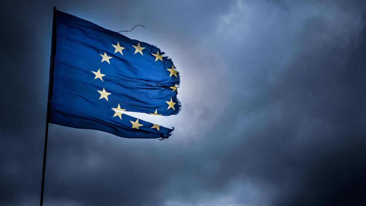 Zerfledderte Europa Fahne im Wind Zerfledderte Europa Fahne im Wind