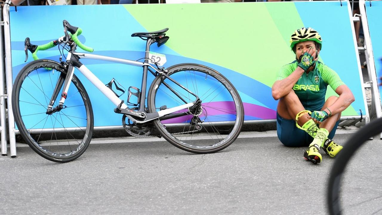 Fernandes Silva Clemilda aus Brasilien weint beim Olympischen Radrennen aus Enttäuschung. Fernandes Silva Clemilda aus Brasilien weint beim Olympischen Radrennen aus Enttäuschung.