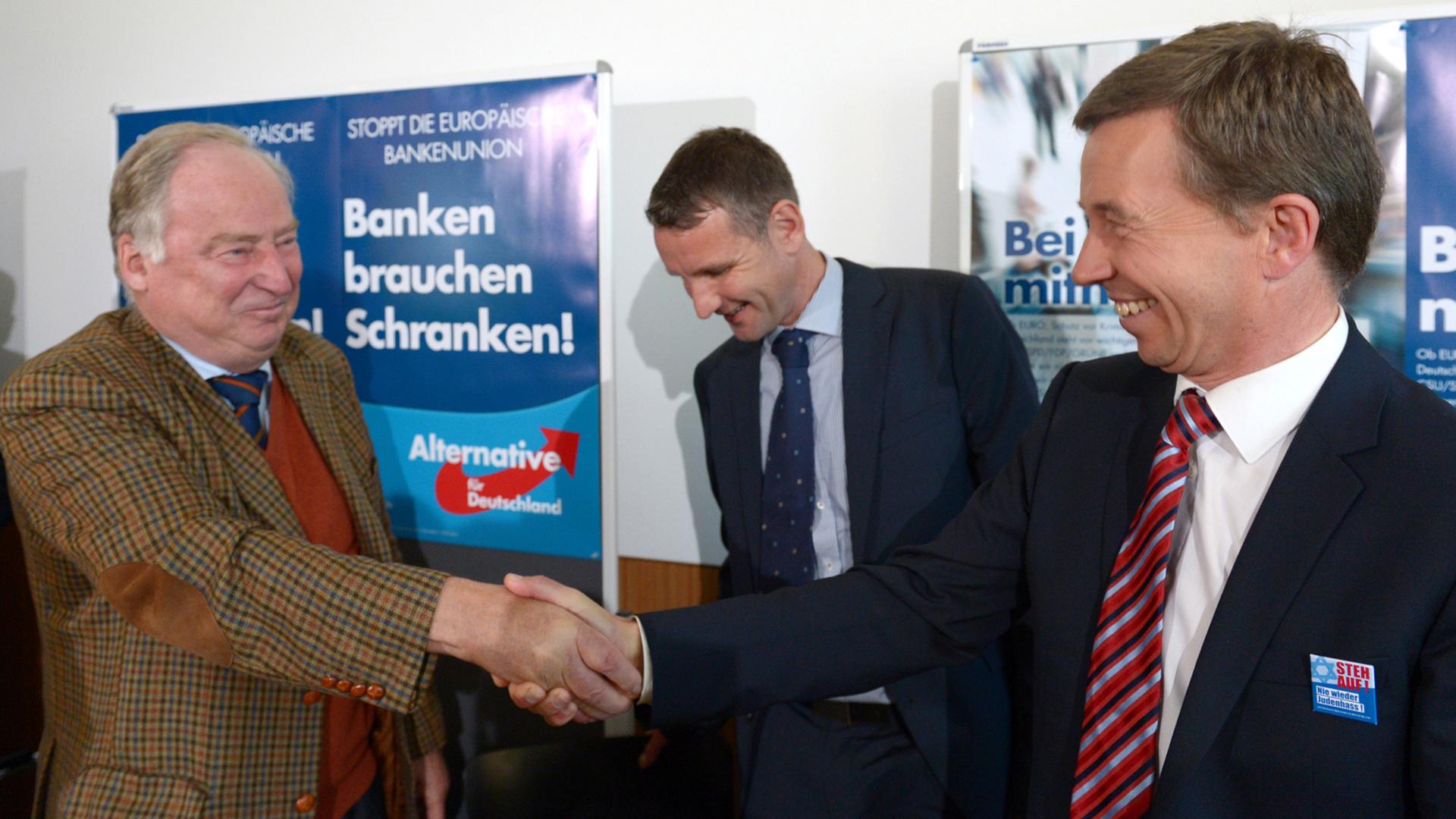 Wahlgewinner unter sich: AfD-Bundeschef Bernd Lucke (r.) gratuliert den Spitzenkandidaten Alexander Gauland aus Brandenburg (l.) und Björn Höcke aus Thüringen Wahlgewinner unter sich: AfD-Bundeschef Bernd Lucke (r.) gratuliert den Spitzenkandidaten Alexander Gauland aus Brandenburg (l.) und Björn Höcke aus Thüringen