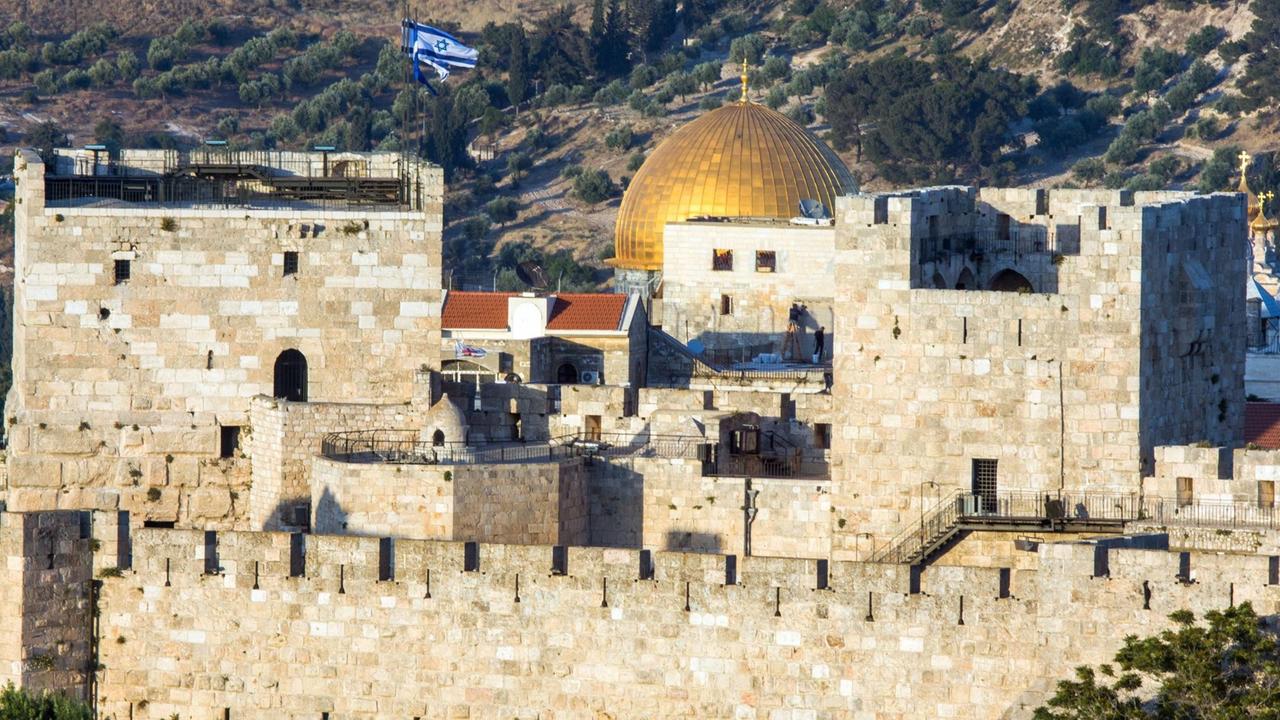 Die Altstadt der heiligen Stadt Jerusalem (Israel) mit dem Tempelberg und dem Felsendom