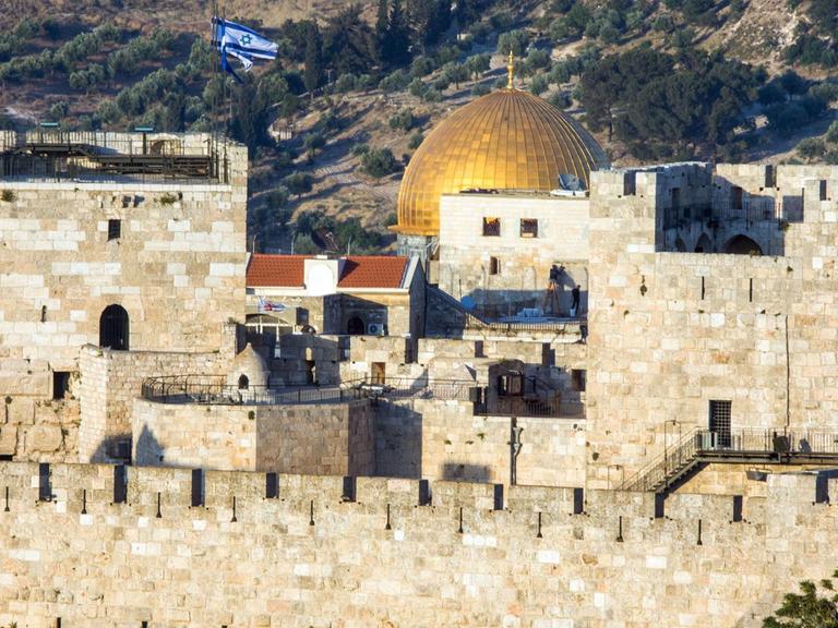 Die Altstadt der heiligen Stadt Jerusalem (Israel) mit dem Tempelberg und dem Felsendom