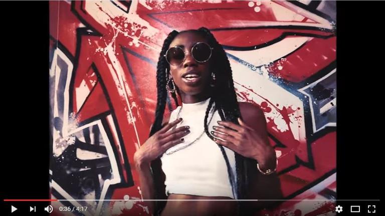 Youtube-Screenshot von Ace Tee in ihrem Video "Bist du down?" Youtube-Screenshot von Ace Tee in ihrem Video "Bist du down?"