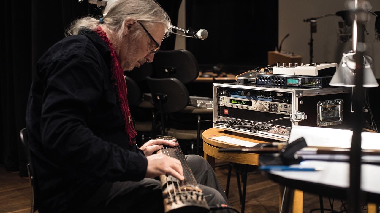 Werner Cee an der elektroakustischen Chin während der Musikaufnahmen im Studio Werner Cee an der elektroakustischen Chin während der Musikaufnahmen im Studio