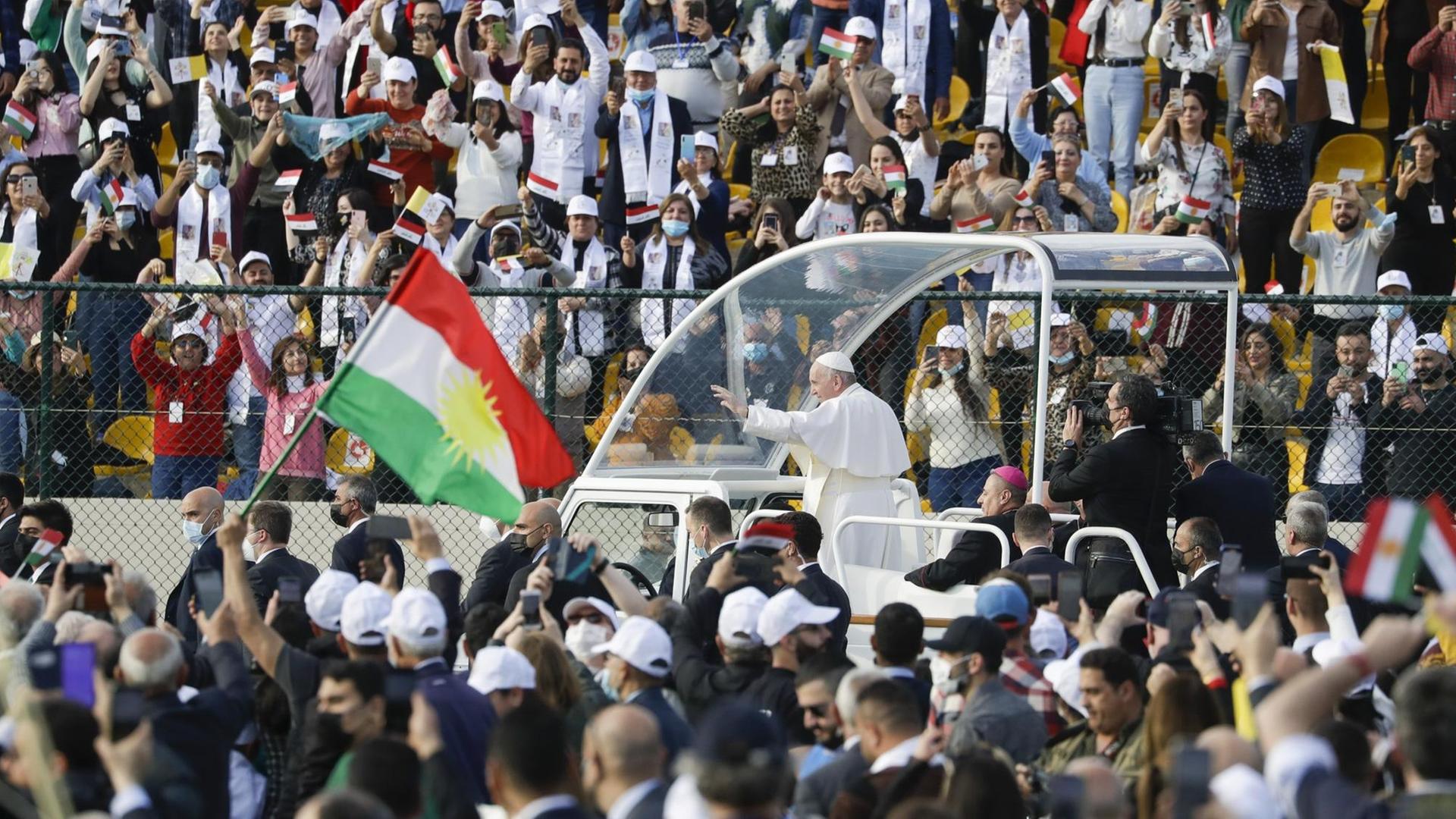 Der Papst ist in den Irak gereist. 