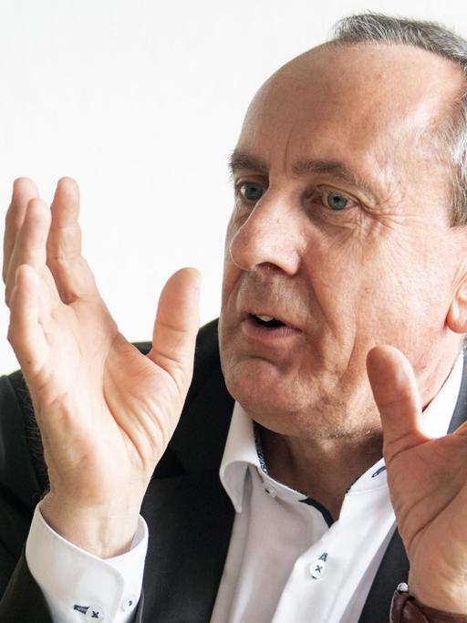 Konrad Wolf (SPD), Wissenschaftsminister von Rheinland-Pfalz, spricht bei bei einem Redaktionsgespräch bei der dpa in Mainz (2019).