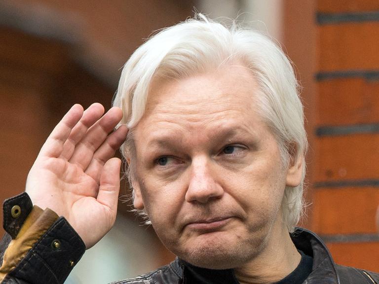 Großbritannien, London:Julian Assange, Wikileaks-Gründer, grüßt auf dem Balkon der Botschaft von Ecuador. Assange ist zum Ehrenmitglied des deutschen PEN-Zentrums ernannt worden.