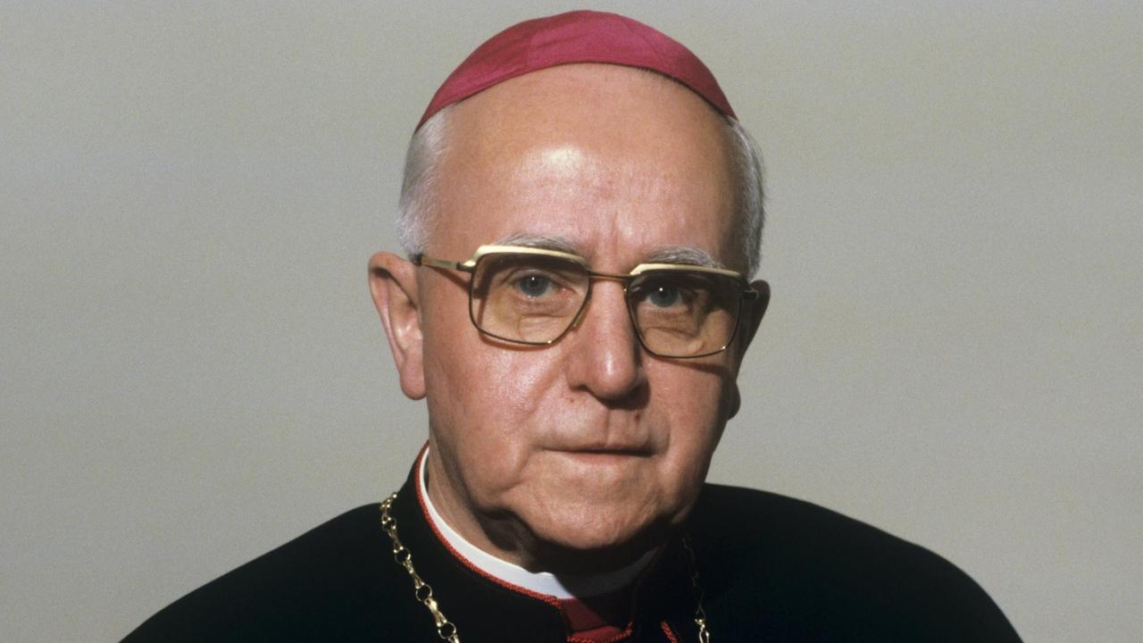 Der Bischof von Hildesheim, Heinrich Maria Janssen, aufgenommen 1979 am Rande der Bischofskonferenz in Fulda. Janssen wurde am 28.12.1907 in Rindern nahe Kleve geboren und starb am 07.10.1988 in Hildesheim. Der Bischof von Hildesheim, Heinrich Maria Janssen, aufgenommen 1979 am Rande der Bischofskonferenz in Fulda. Janssen wurde am 28.12.1907 in Rindern nahe Kleve geboren und starb am 07.10.1988 in Hildesheim.