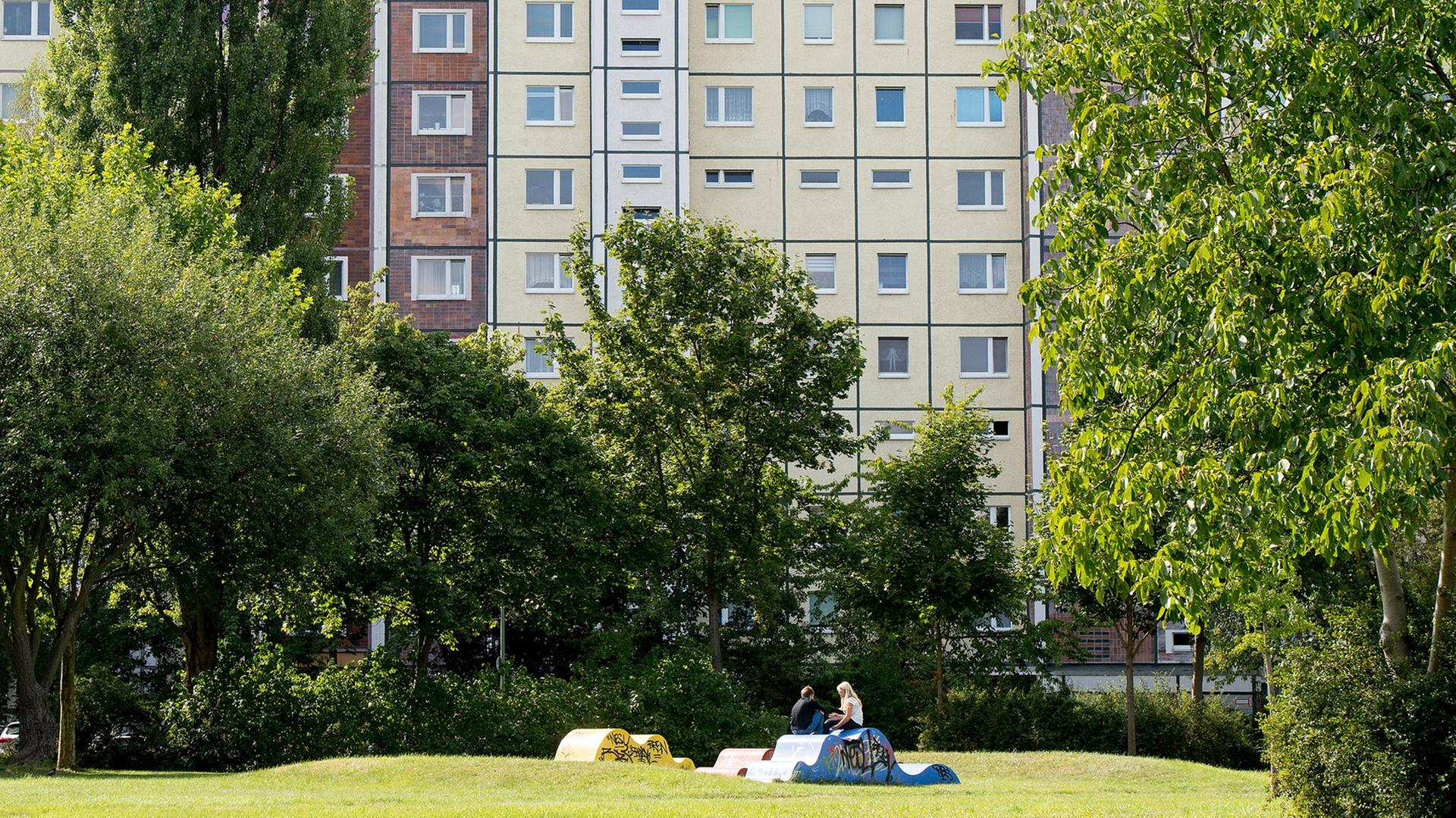 Weil Innenstadtwohnungen knapp werden, drängen wieder mehr Mieter in die lange ungeliebten Blocks am Rand vieler Großstädte (hier: Berlin-Hellersdorf) Weil Innenstadtwohnungen knapp werden, drängen wieder mehr Mieter in die lange ungeliebten Blocks am Rand vieler Großstädte (hier: Berlin-Hellersdorf)