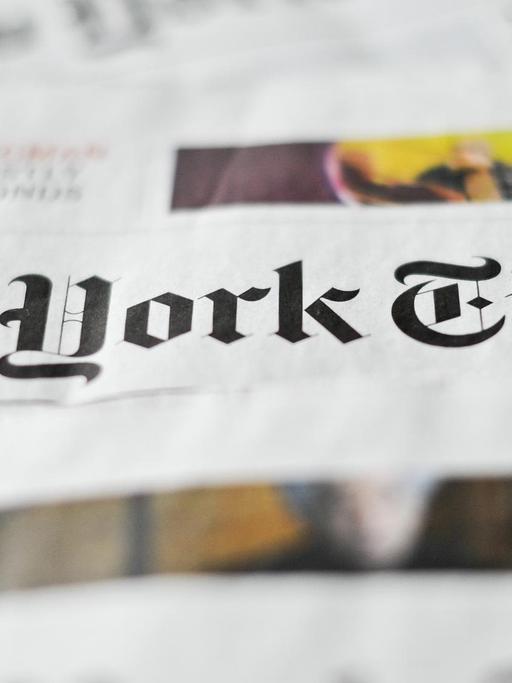 Verschiedene Ausgaben der Zeitung "New York Times" liegen auf einem Tisch.