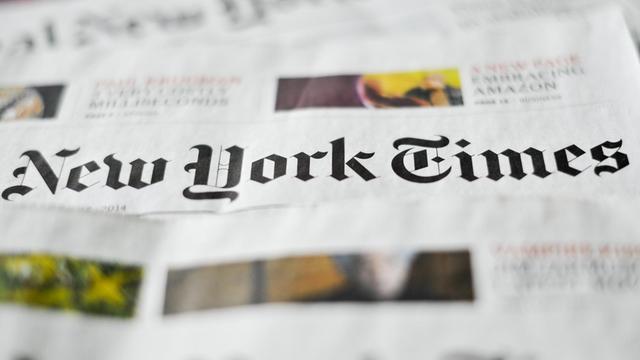 Verschiedene Ausgaben der Zeitung "New York Times" liegen auf einem Tisch in Berlin.