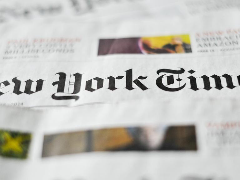 Verschiedene Ausgaben der Zeitung "New York Times" liegen auf einem Tisch.