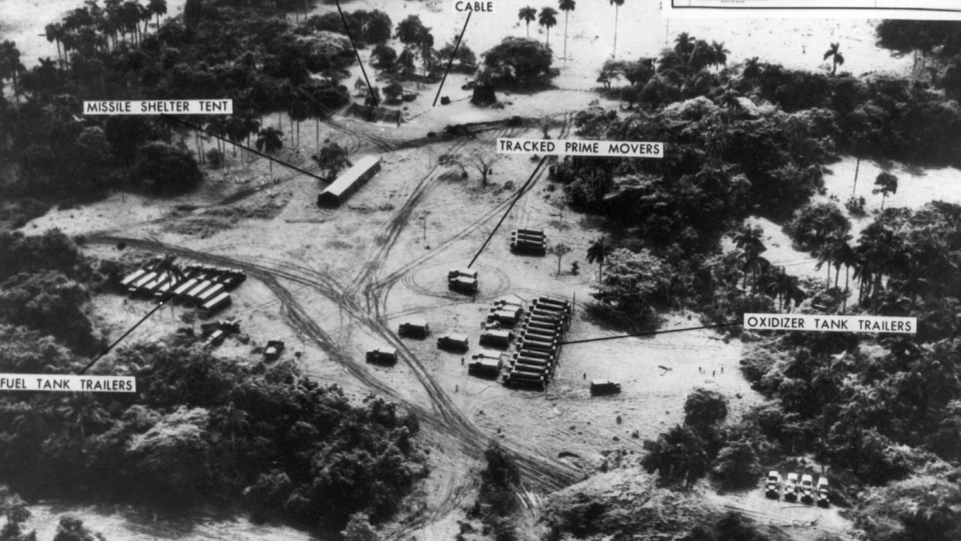 Luftaufnahme von sowjetischen Raketenabschußrampen, Raketentranportern und Tanklagern auf Kuba im Oktober 1962.