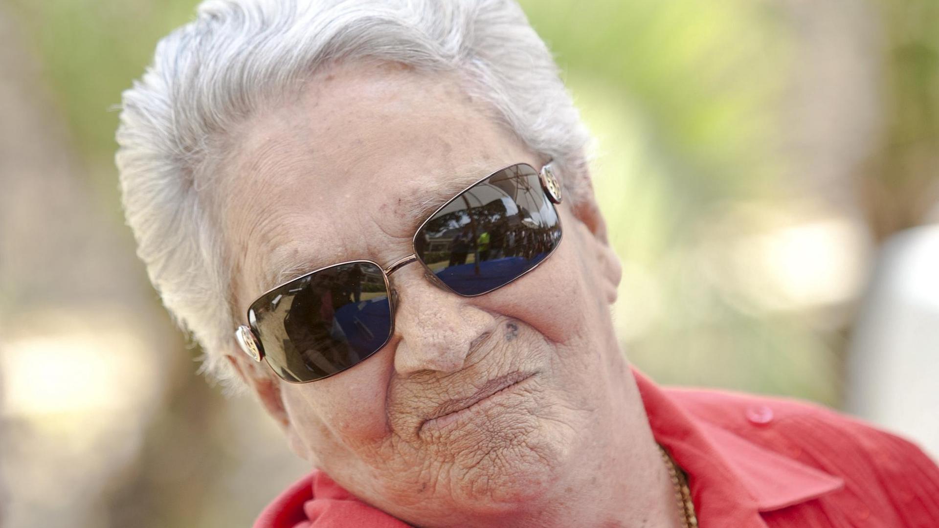 Die Sängerin Chavela Vargas mit einer Sonnenbrille schaut in die Kamera Die Sängerin Chavela Vargas mit einer Sonnenbrille schaut in die Kamera