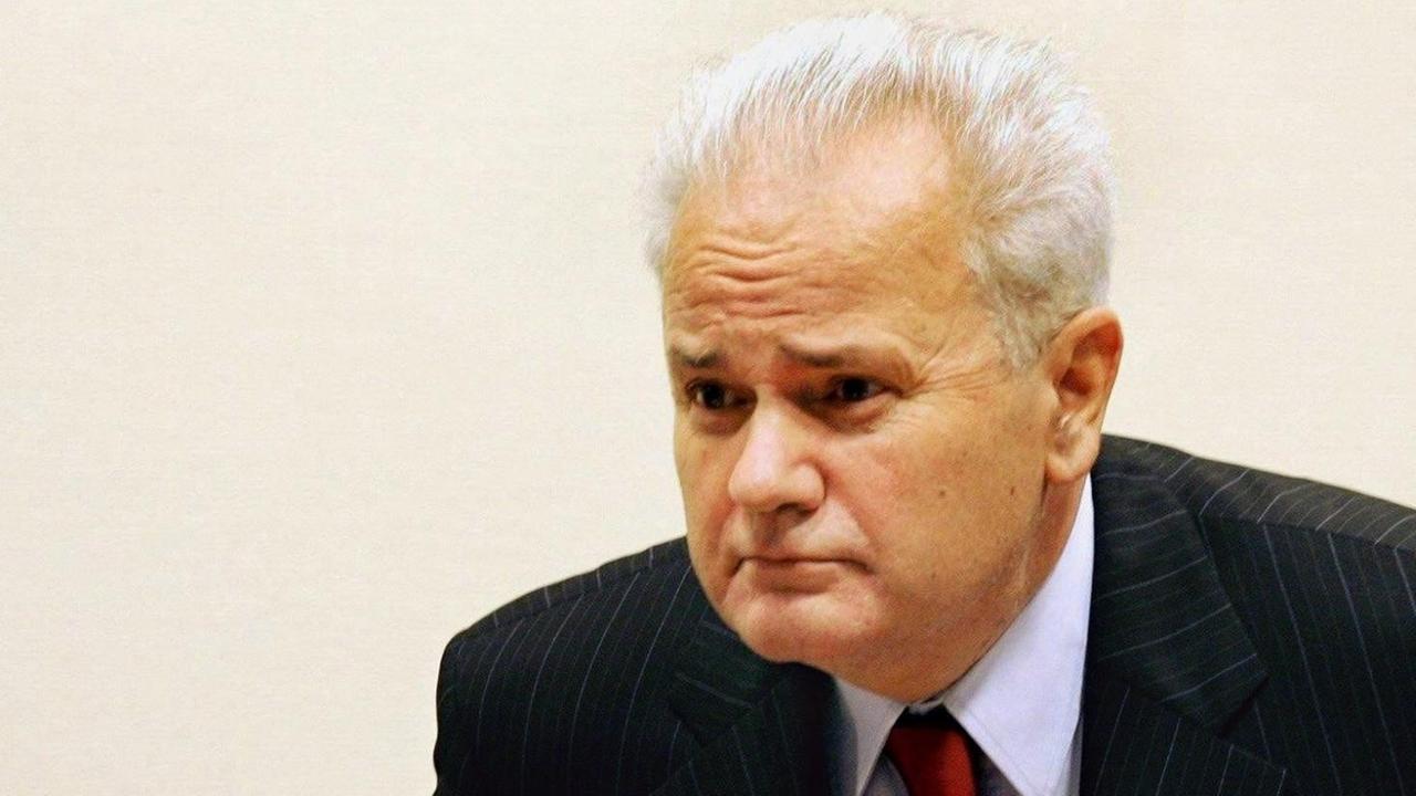 Der frühere jugoslawische Präsident Slobodan Milosevic nimmt am 05.07.2004 vor dem UN-Tribunal in Den Haag Platz. Die angeschlagene Gesundheit von Milosevic zwingt die Richter des UN-Tribunals zu einer «radikalen Überprüfung» der Verfahren in dem seit zwei Jahren laufenden Kriegsverbrecher-Prozess. Dabei müssten vor allem die chronischen und wiederkehrenden Erkrankungen des an Bluthochdruck leidenden Angeklagten berücksichtigt werden, hat das Gericht am 05.07. angekündigt. Die Fortsetzung des Prozesses nach mehr als viermonatiger Pause wurde deshalb nach kurzer Debatte vertagt. Foto: Bas Czerwinski Pool dpa | Der frühere jugoslawische Präsident Slobodan Milosevic nimmt am 05.07.2004 vor dem UN-Tribunal in Den Haag Platz. Die angeschlagene Gesundheit von Milosevic zwingt die Richter des UN-Tribunals zu einer «radikalen Überprüfung» der Verfahren in dem seit zwei Jahren laufenden Kriegsverbrecher-Prozess. Dabei müssten vor allem die chronischen und wiederkehrenden Erkrankungen des an Bluthochdruck leidenden Angeklagten berücksichtigt werden, hat das Gericht am 05.07. angekündigt. Die Fortsetzung des Prozesses nach mehr als viermonatiger Pause wurde deshalb nach kurzer Debatte vertagt. Foto: Bas Czerwinski Pool dpa |